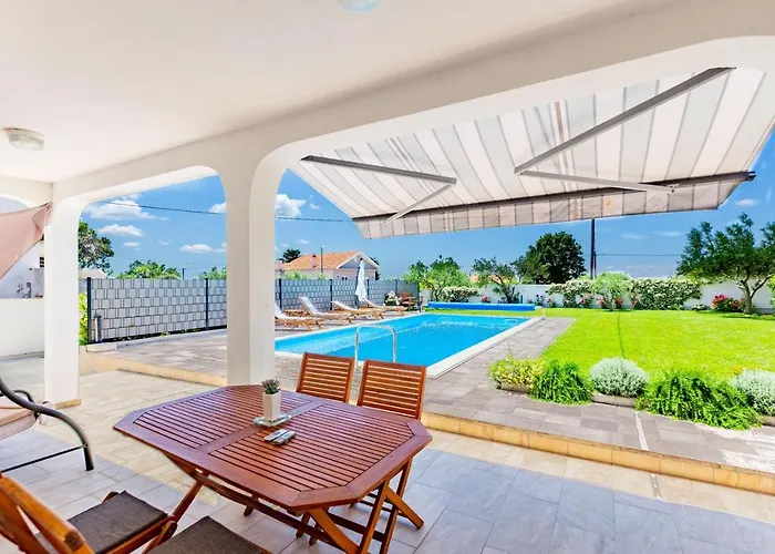 Kristina With Private Swimmingpool Vakantiehuis *