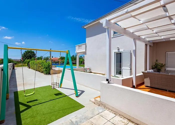 Kristina With Private Swimmingpool Vikendica