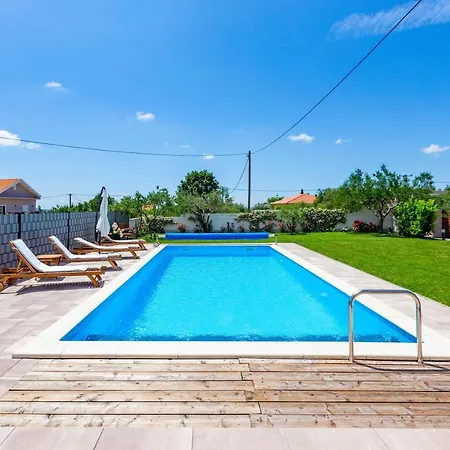 Kristina With Private Swimmingpool Ferienhaus *