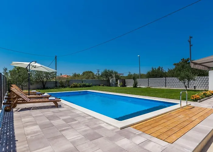Kristina With Private Swimmingpool Дом отдыха Visocane